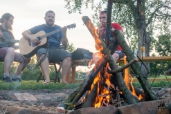 Zahradní slavnost s kytarou u ohně
