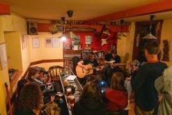Koncert kapely Folkchester United - Čajovna - vinotéka bez názvu, 3.10.2025