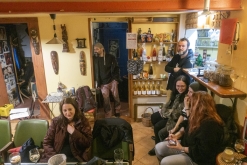 Koncert pro UA: Serhiy Yakimchuk, Ernest Voltr, Pepek a Námořník, Tom77 - Čajovna - vinotéka bez názvu, Lovosice (30. 3. 2023)