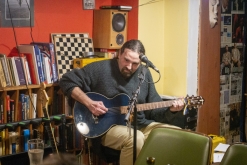 Koncert pro UA: Serhiy Yakimchuk, Ernest Voltr, Pepek a Námořník, Tom77 - Čajovna - vinotéka bez názvu, Lovosice (30. 3. 2023)