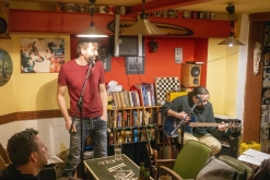 Koncert pro UA: Serhiy Yakimchuk, Ernest Voltr, Pepek a Námořník, Tom77 - Čajovna - vinotéka bez názvu, Lovosice (30. 3. 2023)