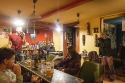 Koncert pro UA: Serhiy Yakimchuk, Ernest Voltr, Pepek a Námořník, Tom77 - Čajovna - vinotéka bez názvu, Lovosice (30. 3. 2023)