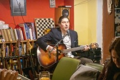 Koncert pro UA: Serhiy Yakimchuk, Ernest Voltr, Pepek a Námořník, Tom77 - Čajovna - vinotéka bez názvu, Lovosice (30. 3. 2023)