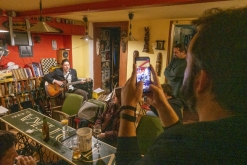 Koncert pro UA: Serhiy Yakimchuk, Ernest Voltr, Pepek a Námořník, Tom77 - Čajovna - vinotéka bez názvu, Lovosice (30. 3. 2023)