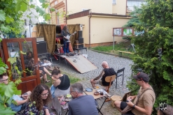 Koonda Holaa - Čajovna - vinotéka bez názvu, Lovosice (22. 6. 2023)